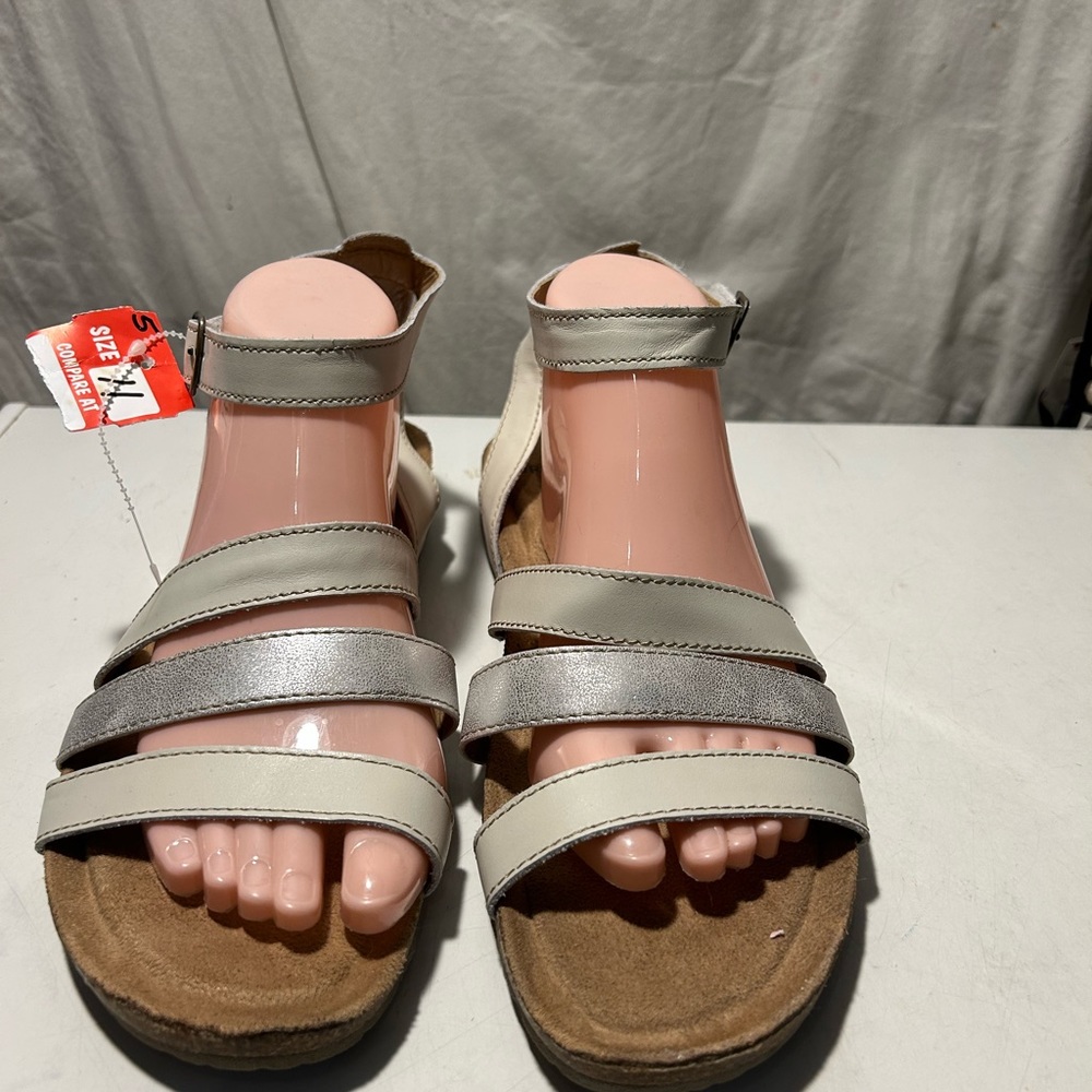 Earth origins beige & gold strap flat leather sandals size 11 NWT